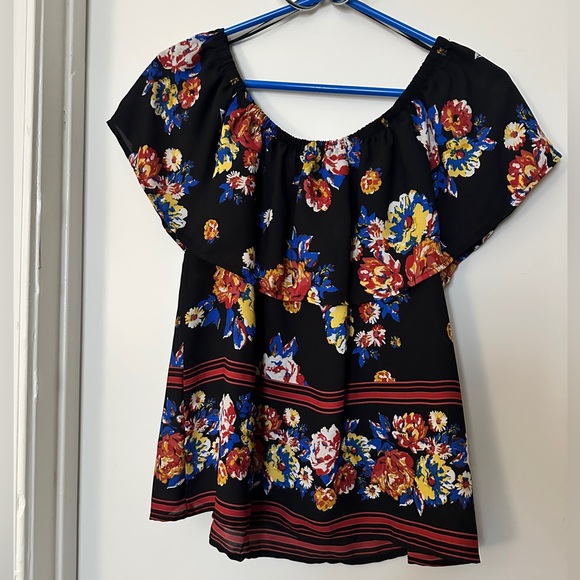 Black and multicolored flower pattern top - Picture 2 of 4